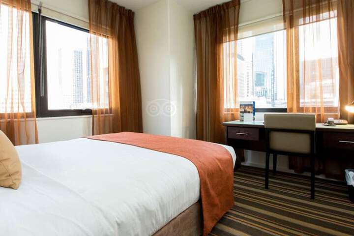 Room 10 of 28