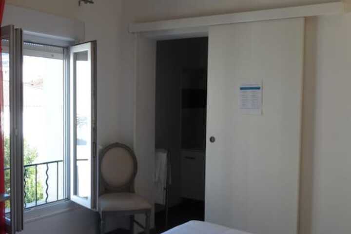 Room 2 of 43