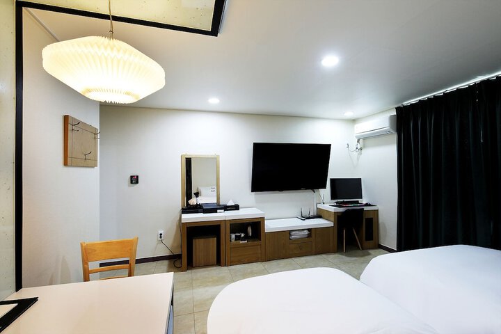 Room 16 of 47