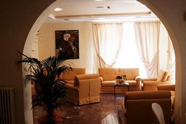 Lounge 12 of 17