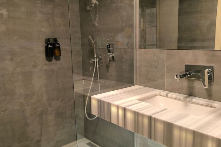 Room 15 of 33