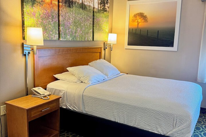1 Queen Bed (14 of 19)