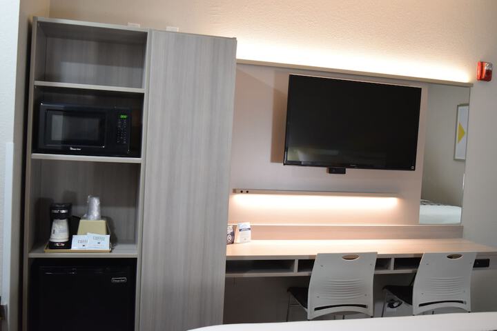 1 Queen Bed Mobility Accessible (30 of 31)
