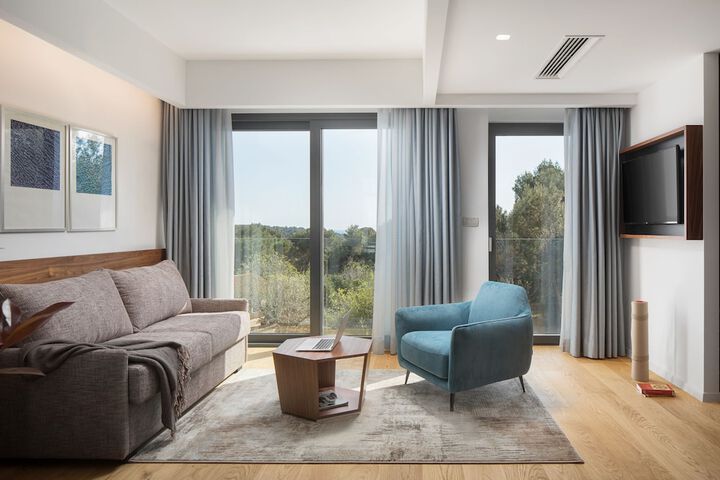 Room 10 of 29