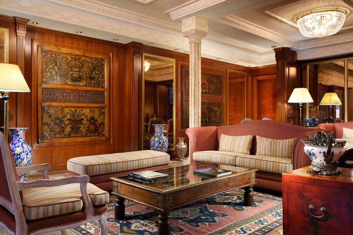 Lounge 82 of 106