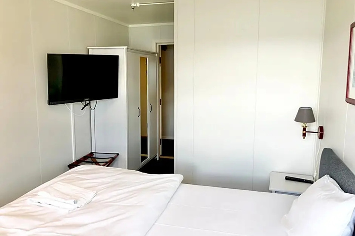 Room 4 of 13