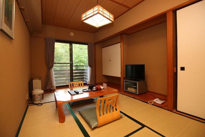 Room 10 of 33