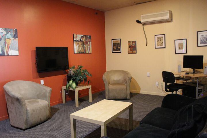 Lounge 21 of 28