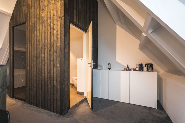 Room 25 of 214