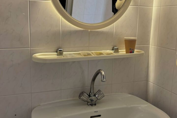 Room 115 of 193