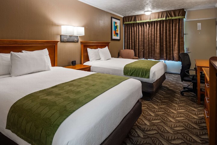 2 Double Beds Exterior Accessible Annex Building High Speed Internet Accessible Microwave and Refrigerator Full Breakfast (7 of 7)
