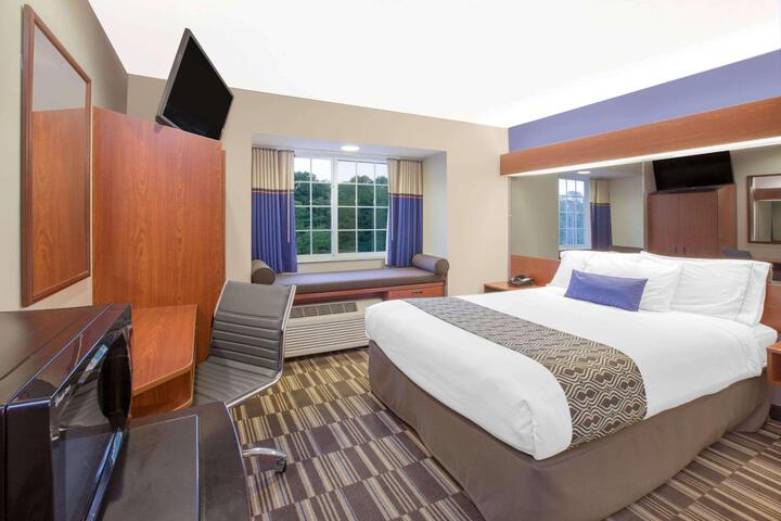 1 Queen Bed Accessible Room (4 of 18)