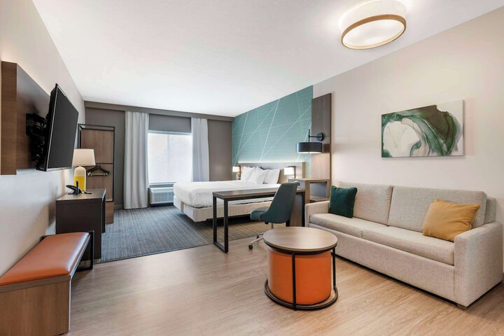 1 King Bed Suite (1 of 21)