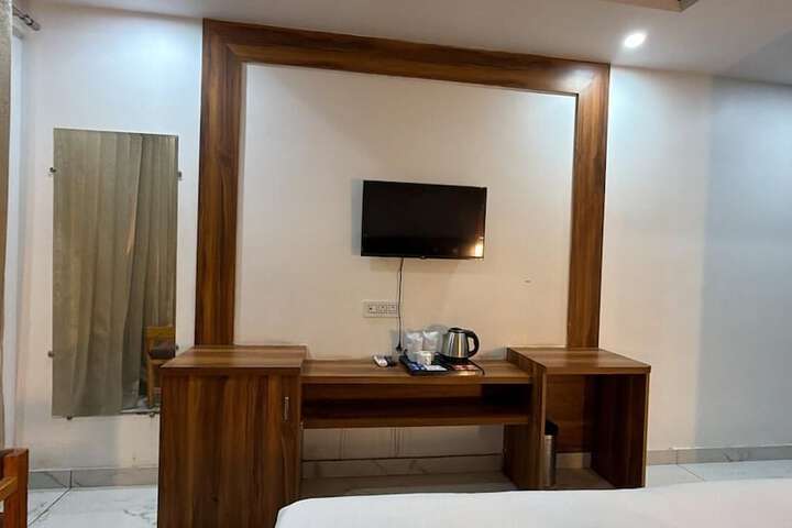 Room 11 of 33