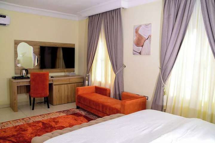 Room 3 of 32