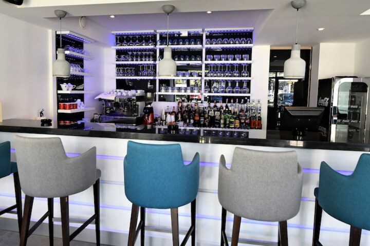 Lounge 70 of 87