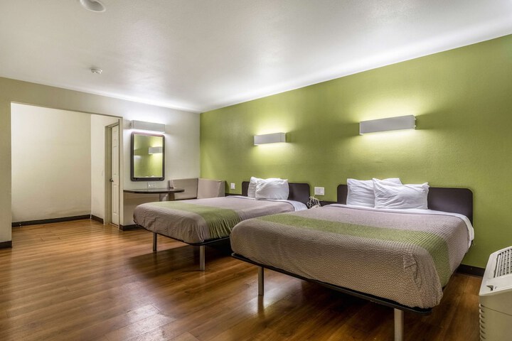 1 Queen Bed (7 of 7)