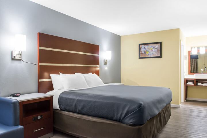 1 King Bed (6 of 6)