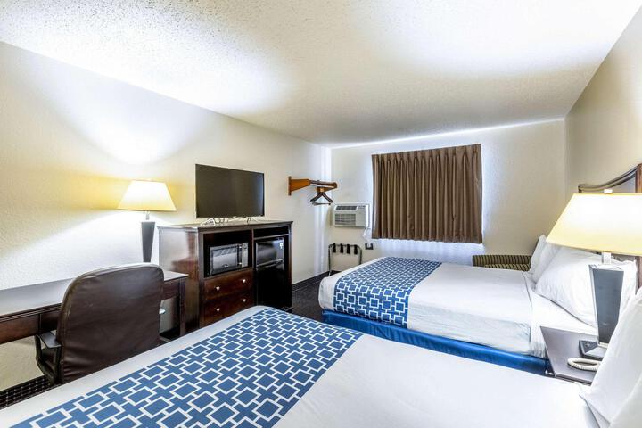 1 Queen Bed (3 of 10)