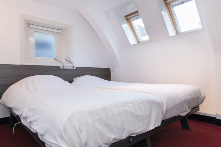 Room 4 of 42