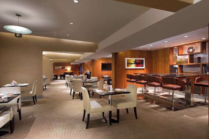 Lounge 70 of 84