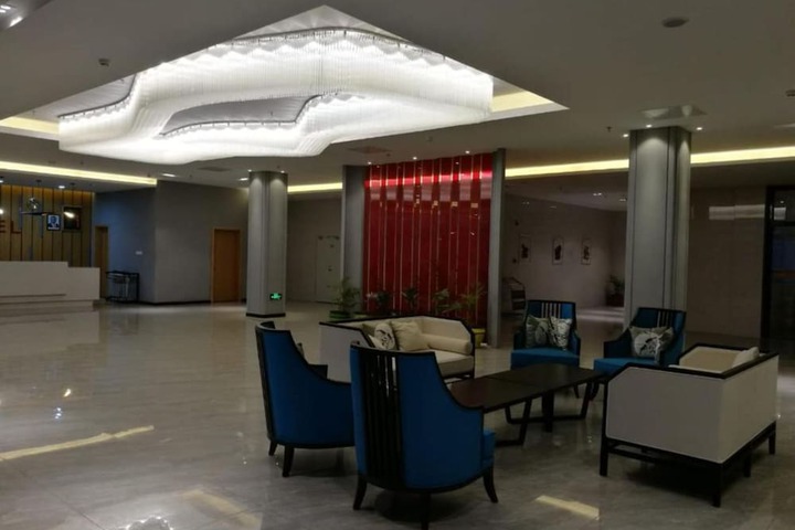 Lounge 11 of 12