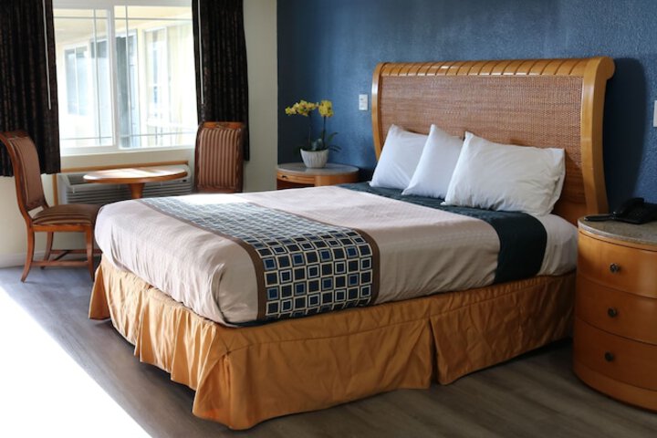 Premium King Bed (8 of 14)