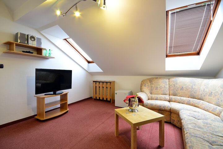 Room 9 of 38