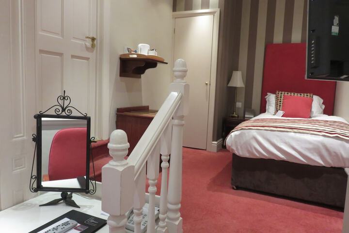 Room 10 of 93