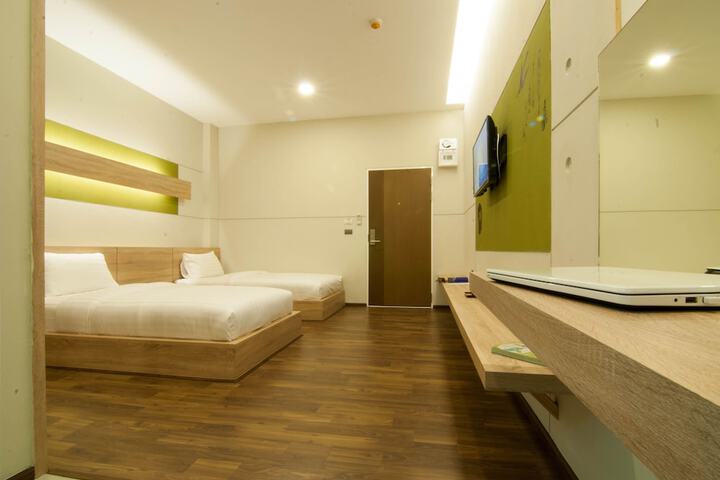 Room 9 of 33