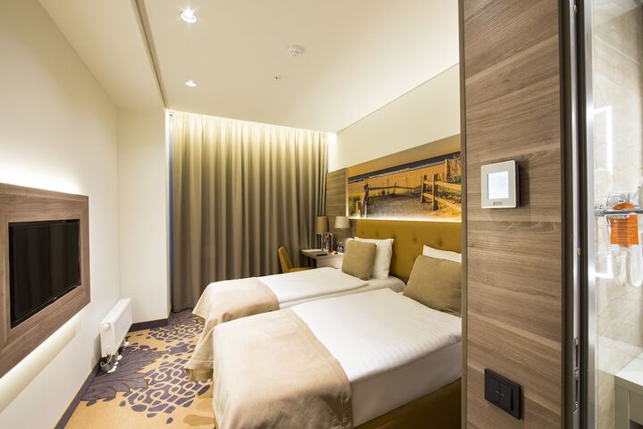 Room 13 of 80