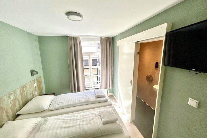 Room 32 of 46