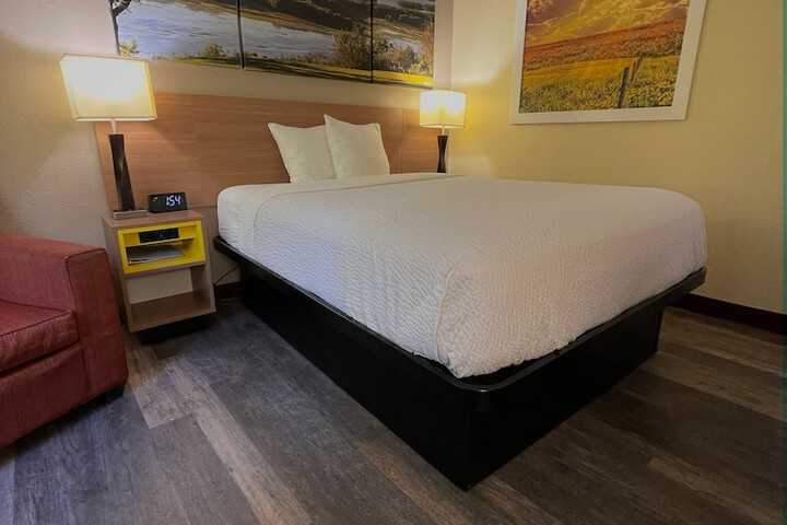 1 Queen Bed (3 of 23)