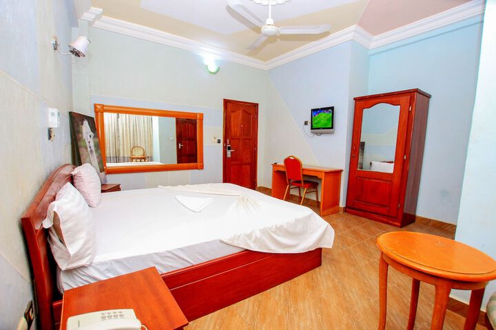 Room 3 of 28