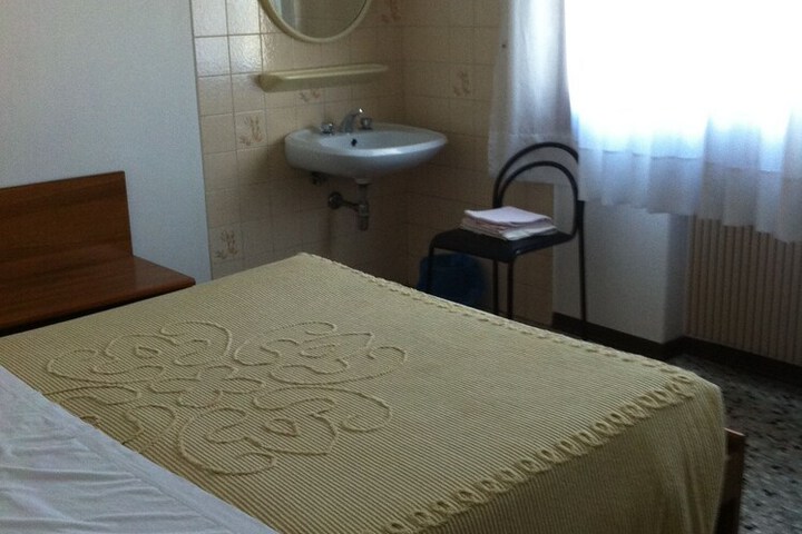 Room 5 of 16