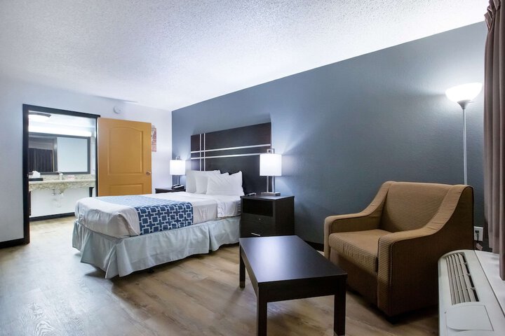 1 Queen Bed (3 of 22)