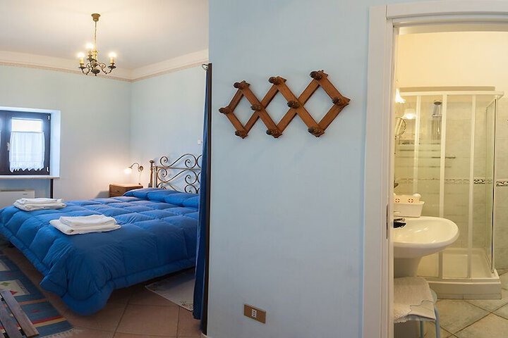 Room 2 of 7