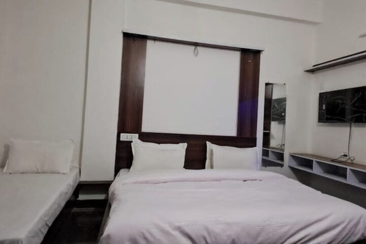 Room 10 of 16