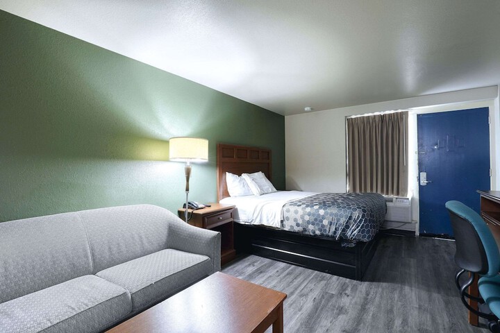 1 Queen Bed Accessible (9 of 13)