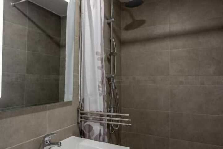 Room 27 of 32