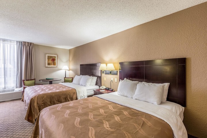 2 Queen Beds (1 of 7)