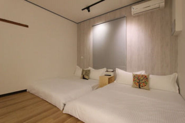 Room 8 of 12