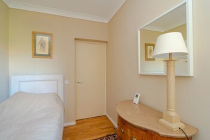 Lovely 2BR Home in Battersea W / parking 3 Guests!