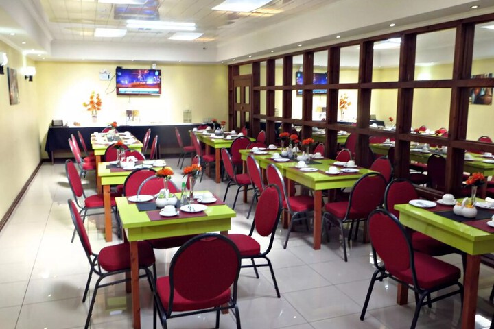 Dining 42 of 48