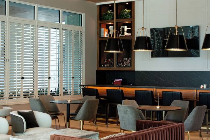 Lounge 55 of 73