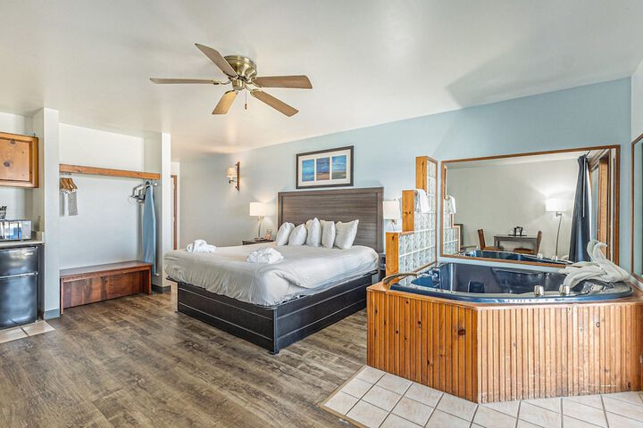 Classic King Bed Lake View Accessible (44 of 109)
