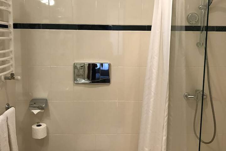 Room 100 of 177