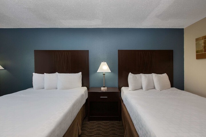 2 Queen Beds (2 of 13)