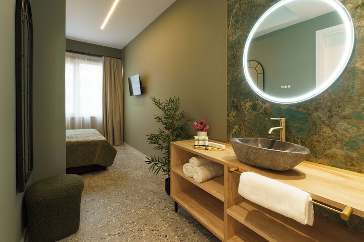 Room 5 of 100