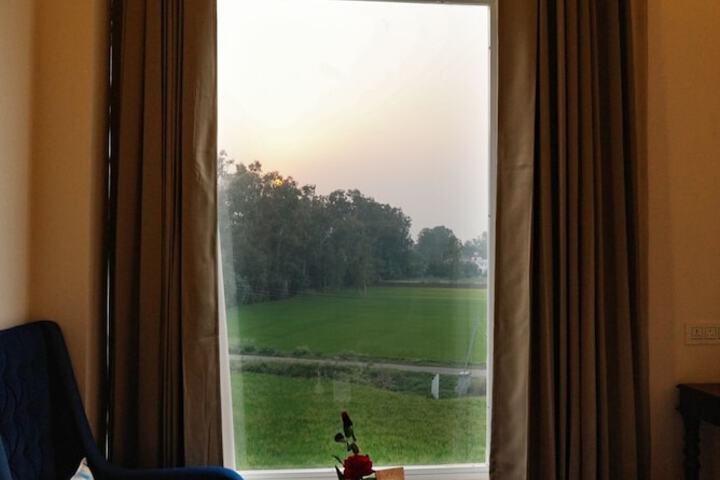 Room 4 of 8